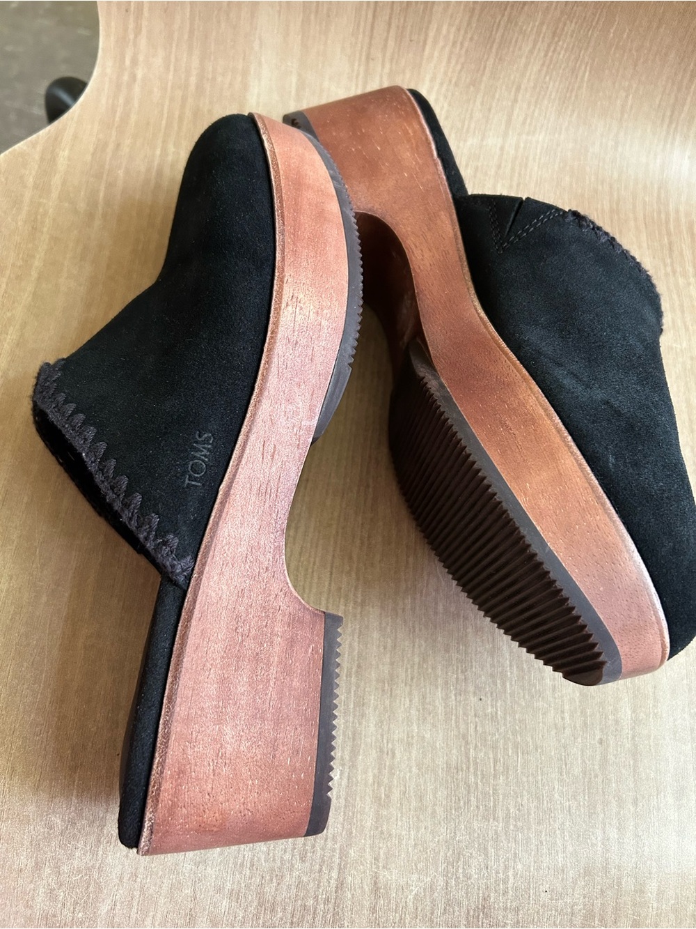 New TOMS womans Black Suede Platform Clog